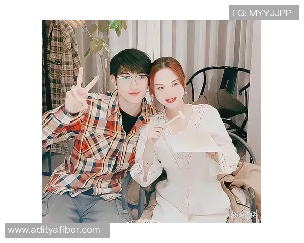 《某知名女星恋情曝光 与神秘男子街头牵手现身引热议》